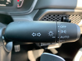 ■オートライト■車外の明るさに応じて、自動的にライトの点灯・消灯をしてくれます。トンネルが続くような道でも、いちいちライトスイッチを操作する必要がありません。消し忘れの心配もありません。
