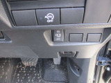 アイドリングストップ機能付です。特別な操作をしなくても、普段通りの運転をするだけで、エコドライブができる機能です。OFFボタンがありますので、必要に応じて使い分けてください。