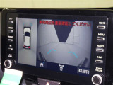 パノラミックビューモニターシステムが付いているので車の上から見た映像が確認できますよ。 一目で車両周辺の情報を確認できますが、直接安全をご確認下さい。