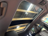【パノラマルーフ】大型のガラスルーフ搭載で車内の解放感が一気にアップ!開放的なドライブをお楽しみいただけます。