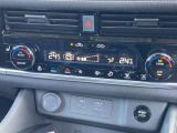 オートエアコンです!ボタンでの簡単な操作で室内を快適な温度にしてくれますので、夏場や冬場でも快適なドライブができます!