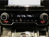 オートエアコンは左右席で独立温度コントロールが可能です。運転席はキンキンに冷やして助手席はマイルドにと言った設定が可能です☆暑さ寒さでケンカすることもなくなりますね♪
