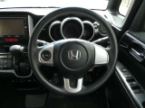 ホンダの社名ロゴが輝くハンドル周りです!中古車ですので多少のスレはございますが、全体的にキレイなハンドル周りとなっています。