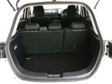 【広々トランクルーム】車体に対してスペースは広めに作ってあります。また、背もたれを倒すとより多くの荷物を乗せることができます。