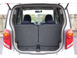 低い開口部で重い荷物も積みやすく、リアシートを倒せばスペースを広げられます。