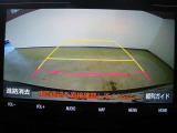 バックモニター付き。車両後方の映像がナビ画面に表示されるので、車庫入れが苦手な人も安心です。ただし、目視確認もお忘れなくお願いいたします。