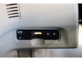 高速道路の利用時に便利なETC。料金所での停車や小銭を探す手間がなくなり快適です♪見た目もすっきりとしたビルトインタイプを装備しています。