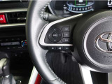 ステアリングスイッチ付き。前方から目を離すことなく操作することが可能です。