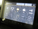 メーカー純正【全方位モニター付メモリーナビゲーション】を搭載しています。フルセグTV、AM/FM、スマートフォン連携、Bluetooth等の機能を備えています。