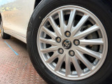 【純正15インチアルミホイール】外観にマッチした純正アルミホイールを装着しております。各種社外アルミホイールや、スタッドレスタイヤも取扱いしております。是非ご相談ください♪