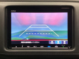 バックでの車庫入れも安心です! リアカメラが付いているバックモニター付のナビを装備しております。操作線もついており距離感も画面から確認できます。