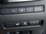 運転席の右側にはステアリングヒーター、リモコンオートバックドア、メーカーオプションの100V AC電源のスイッチ等が付いています。