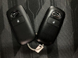 スマートキーを装備しています☆カギをカバンやポケットに入れて頂いた状態でドアロックの開閉やエンジンスタートをして頂けますよ!とても便利な装備です!