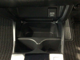 運転席と助手席の間にはドリンクホルダーが付いています。ちょうど手の届く所にありますので、とっても便利です♪