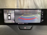 狭い場所での駐車やすれ違いなどでより的確な運転操作に役立つ360&deg;ビューモニターが装備されています。