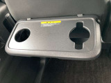 後部座席にはちょっとしたテーブルがあるので便利です。