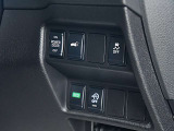 運転席右側にはリモコンオートバックドア、VDC、アイドリングストップのスイッチが付いています。