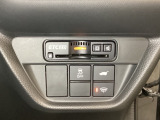 ハンドルの右側にHondaセンシング用のVSA解除スイッチとパワーテールゲートスイッチがついています。その上にはETC2.0がついています。高速道路の料金所の通過も楽々です!