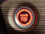自然に手が届き、操作性の良い赤いボタンでエンジンスタート!!