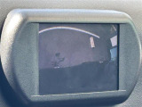 【バックモニター】後ろのカメラの映像がモニターに映し出されるので、後方の見えない死角や、障害物との距離感などもしっかり安全確認することができます。