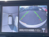 車を真上から見ているように、周囲の状況を把握しながら安心して駐車が行えるアラウンドビューモニター!