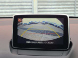 カラーで後方映像をモニターに映し出してくれるので、ショッピングモールのような狭い駐車場であったとしても障害物を見つけ、楽々駐車することができますね。