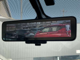 インテリジェントルームミラーです。人や物で視界が遮られてても、車体後部のカメラ映像に切り替えることにより、クリアな後方視界を実現しています。