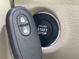 【キーレススタートシステム】カバンやポケットに入れたままでもドアの施錠・解錠が可能なスマートキーを装備。エンジンのオン・オフ時もカギを取り出す必要が無いからとっても便利です♪