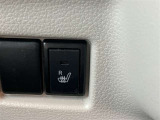 運転席はシートヒーター付きです。シートが温かいと寒い日も快適なドライブが楽しめます♪