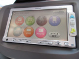 ナビゲーションはギャザズメモリーナビ(VXM-108CS)を装着しております。AM、FM、CDがご使用いただけます。初めて訪れた場所でも安心ですね!