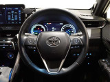 ステアリングスイッチ付き(革ハンドル)。前方から目を離すことなく操作することが可能です。ハンドルヒーター装備
