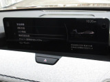 こちらのお車には先進安全装備が多数搭載されています。衝突被害を回避あるいは軽減するためのブレーキや、後方死角からの接近警報、車線逸脱を防止する警報装置など、詳しくはスタッフまでお尋ねください。