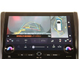 【パノラマモニター】に搭載した4つのカメラにより、車を真上から見ているような映像を表示。運転席から確認しにくい車両周囲の状況を把握できます。