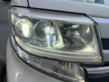 【LEDヘッドライト】悪天候や夜間走行時も良好な視界を確保し安心して運転できる高輝度LEDヘッドライトを装備!点灯速度が早く、消費電力も抑えられています。