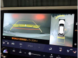 パノラミックビューモニター。車両を上から見たような映像を表示。運転席から目視しにくい車両周囲の状況をリアルタイムで確認できます。
