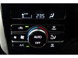 ★エアコンはオートタイプが装着済みです!オートモードにしておけば、車内温度を設定するだけで風の料や吹き出し口の切り替えを機械が行ってくれます!一年中快適な環境を作れますよ♪