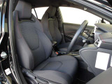 インテリア・シートカラーはブラック!コーナーリングでも身体をしっかりホールドしてくれるスポーティーシートを採用しております!前席は寒い時期に便利なシートヒーター付き!