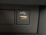 こちらのクルマはUSB接続コネクタも装備されています♪スマホの充電などにお使い下さい。ご旅行中での充電切れも、これなら心配いりませんね!
