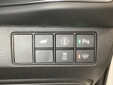 ハンドルの右側にHondaセンシング用のメインスイッチとパワーテールゲートスイッチがついています。パワーテールゲートスイッチは車内からでもテールゲートの開け閉めを電動でできます。