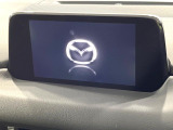 【8インチマツダコネクト】車内の雰囲気にマッチした大型のディスプレイ。スマホ接続でのナビ使用やBluetooth再生等、様々な機能が楽しめます。直感的なダイヤル操作が可能で、使い勝手も良好です。