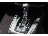 扱いやすい位置に配置されたフロアオートマチックです☆CVTを採用で滑らかでスムーズな走りが楽しめますよ♪