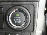 【プッシュスタート】スマートキーを携帯して、ブレーキを踏みながらスタートスイッチを押すだけでエンジンがかけられます。