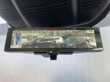 スマートルームミラーも付いています。後方ピラーや荷物、後席に同乗している方や曇りなど視界が遮られた場合でも後方カメラからの映像で安全確認をすることができます。