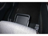 助手席シートアンダートレイ装備!色々収納でき室内もスッキリ!