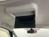 天井にフリップダウンモニターが装備されております。お子様など、後席モニターに映像を流しておくとロングドライブでも退屈せずに楽しくお過ごしいただけます。