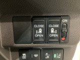 【両側パワースライドドア】両側がパワースライドドアになっており、運転席のスイッチやスマートキーでも開閉が可能です!開口部も広いので乗り降りも楽々♪