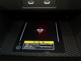 ワイヤレス充電対応のスマートフォンを置くだけでさっと充電できます。充電ケーブルが必要ないので車内がすっきりします。