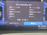 縦長のナビ画面は進行方向を広く表示できるため、視認性に優れています タッチパネルはスマートフォンのようにスワイプ操作もできます