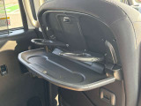 飲み物を置いたりお菓子を置いたり出来る便利なシートバックテーブルがついてますのでロングドライブなどに便利ですよ♪