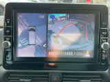アラウンドビューモニターです。4つのカメラからの映像を合成・処理することで空から見下ろすような視点で周囲を確認でき、駐車時のクルマの位置確認がスムーズになります。